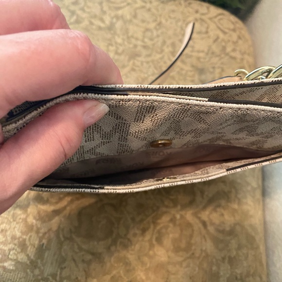 Michael Kors Vanilla Large Hamilton Crossbody Bag - Picture 7 of 14